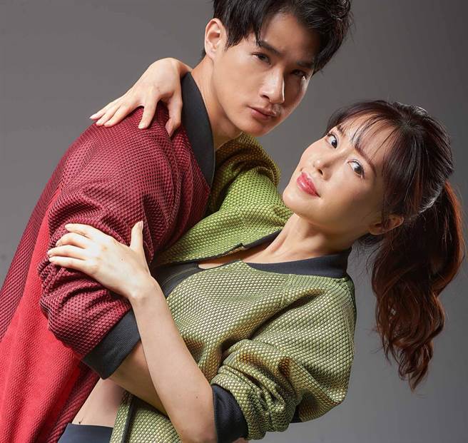 卢彦泽（左）自嘲跳舞模样惨不忍睹。（台视提供）