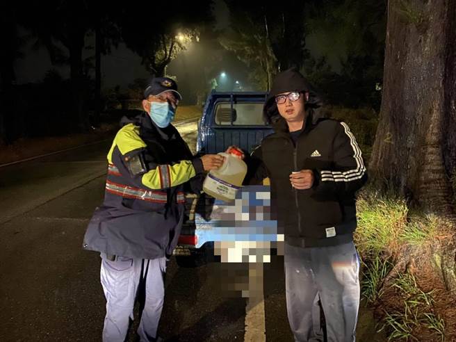 警方送上一小桶「及時油」，協助受困車主加了再上路。（警方提供）