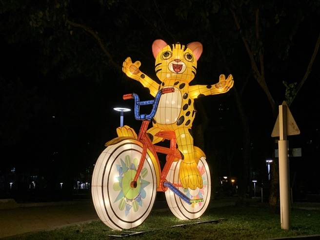 骑着iBike的石虎灯组十分逗趣可爱。（台中市观旅局提供／王文吉台中传真）