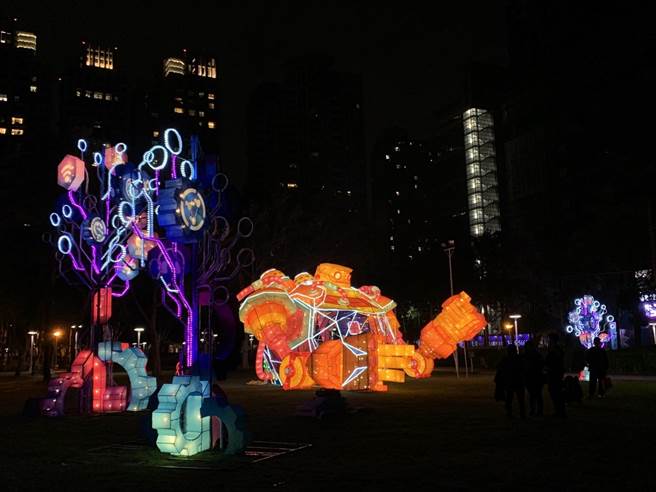 光速世界6公尺高机器人。（台中市观旅局提供／王文吉台中传真）