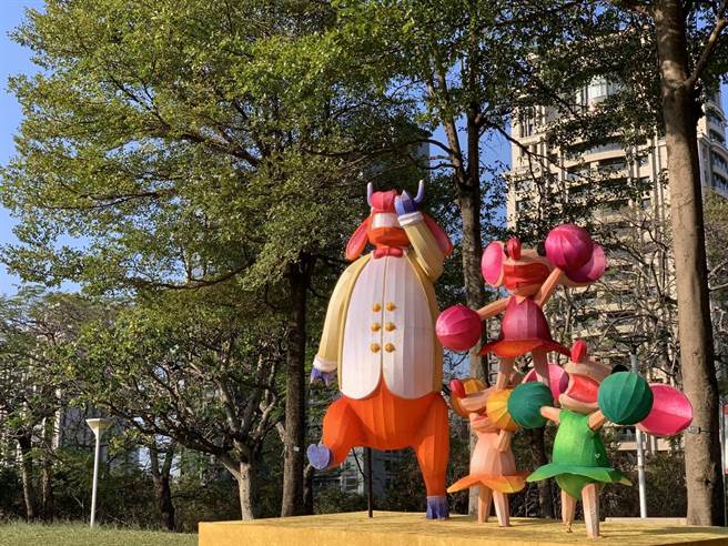 老鼠与牛组成跨生肖的啦啦队。（台中市观旅局提供／王文吉台中传真）