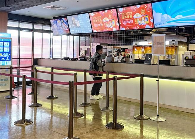 台北市宣布2月15日起进行「微解封」松绑措施，包括动物园和天文馆取消人数限制、电影院开放饮食、毕业旅行逐步开放。（资料照／陈信翰摄）