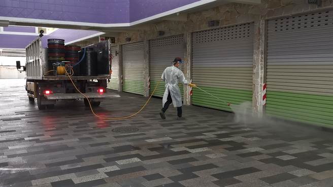 屏县府在确诊者出没足迹，紧急全面清消。(屏县府提供)