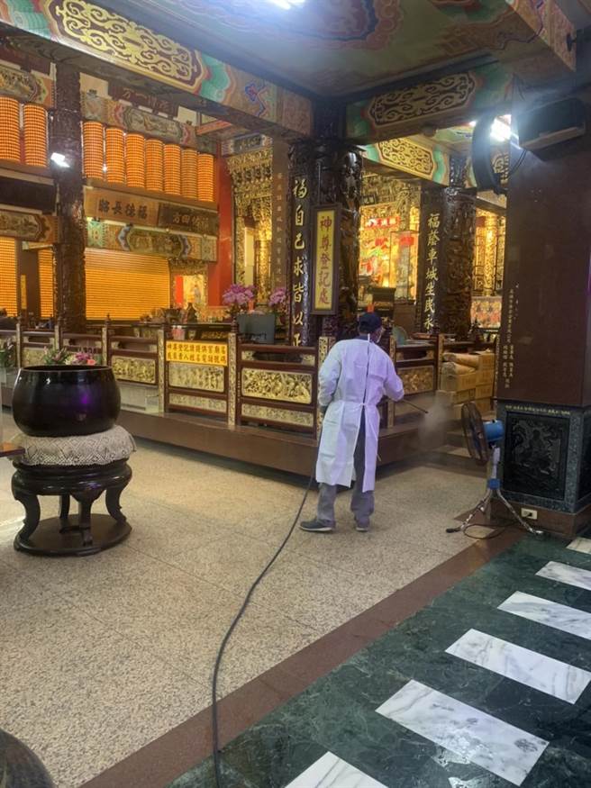 屏县府在确诊者出没足迹，紧急全面清消。(屏县府提供)