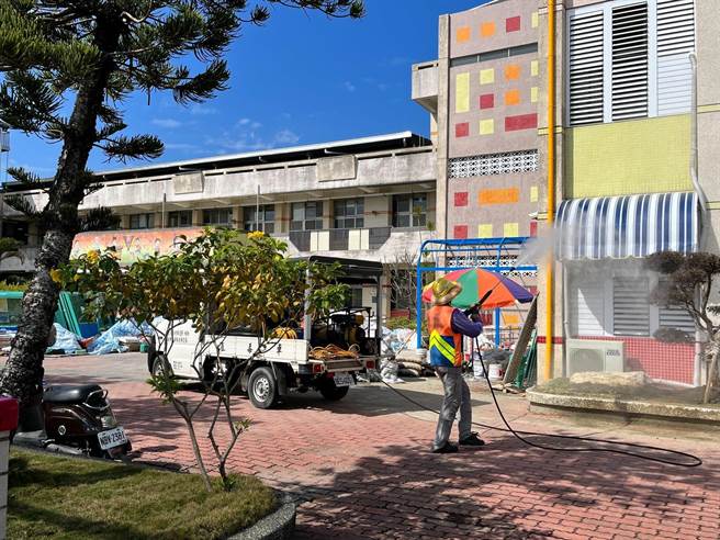 全市所有国中小赶在开学前完成校园室内、室外环境消毒工作。(台南市教育局提供／曹婷婷台南传真)