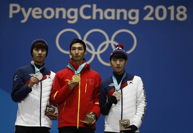 两位韩国短道速滑名将入籍中国，恩仇簿再添重重一笔。图为2018平昌冬季奥运男子短道竞速滑冰1500公尺金牌及500公尺铜牌林孝俊(右)，在训练时拉队友黄大宪(左)的裤子，害黄大宪当眾「露鸟」。(资料照/美联社)