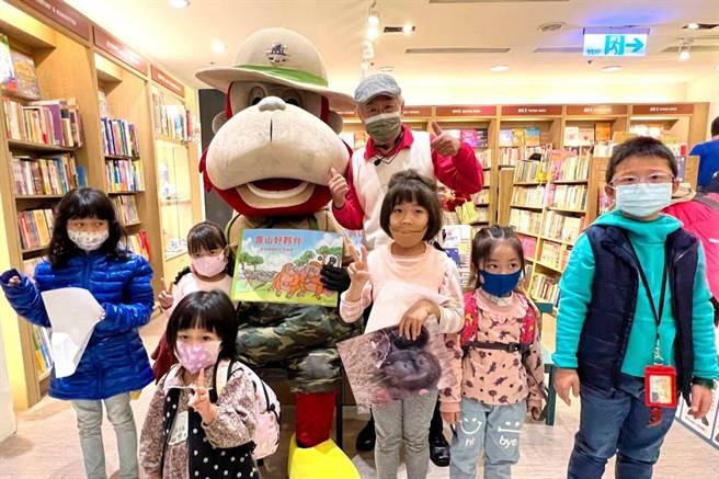 寿山动物园在休园整备期间，以「行动动物园」方式，举办绘本说故事活动。（高市观光局提供／柯宗纬高雄传真）