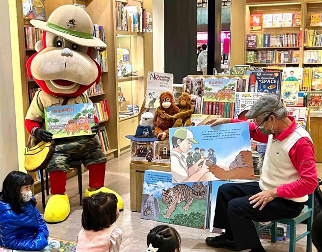 寿山动物园在休园整备期间，以「行动动物园」方式，举办绘本说故事活动。（高市观光局提供／柯宗纬高雄传真）