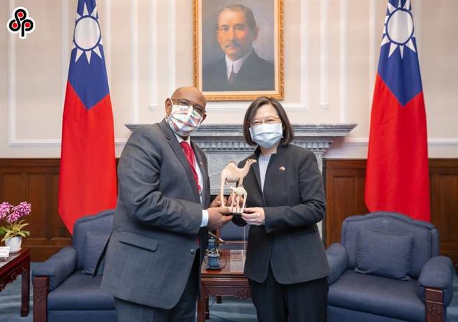 索马利兰官员访问台湾，中国外交部回应：搬石头砸自己脚。图为蔡英文总统（右）9日接见索马利兰共和国外交暨国际合作部部长瑞格萨（左）访团。（总统府提供）