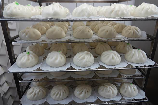 撑了11年的阿振肉包的包子品项，22日起一律涨两元。（吴敏菁摄）
