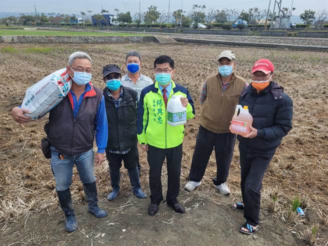 台中清水农民抱怨化肥限购令，向市议员杨典忠（右三）求助。（王文吉摄）