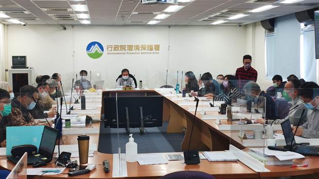中油的「桃园市观塘工业区工业专港环境影响差异分析报告（外推方案）」今天第三度闯关环评专案小组初审会议。（林良齐摄）