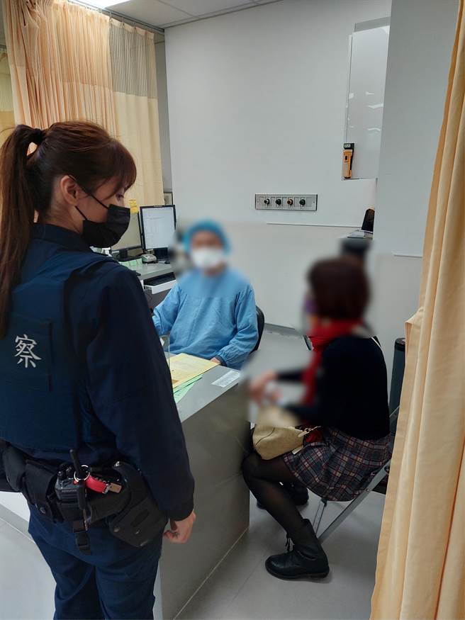 女警驾车协助被柴犬咬伤的民眾就医。（图／民眾提供）