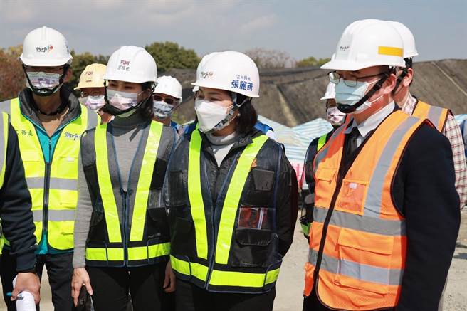 文化部政务次长萧宗煌（右一）9日到云林关心布袋戏传习中心工程困境，县长张丽善（右二）率文观处长陈璧君（右三）人陪同现勘及开会。（周丽兰摄）