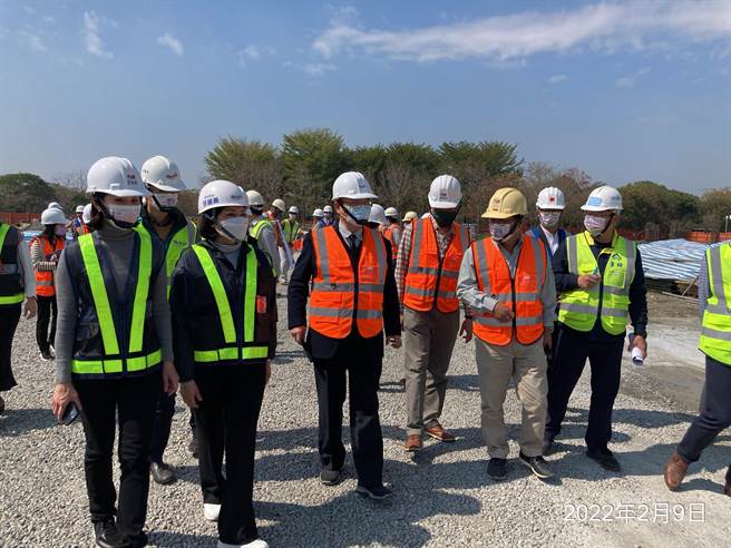 云林县布袋戏传习中心兴建案受到移工来台不顺加上建材大涨，工程进行困难，文化部次长萧宗煌（前排左三）9日现勘协助，云林县长张丽善（左二）亲自陪同说明。（周丽兰摄）