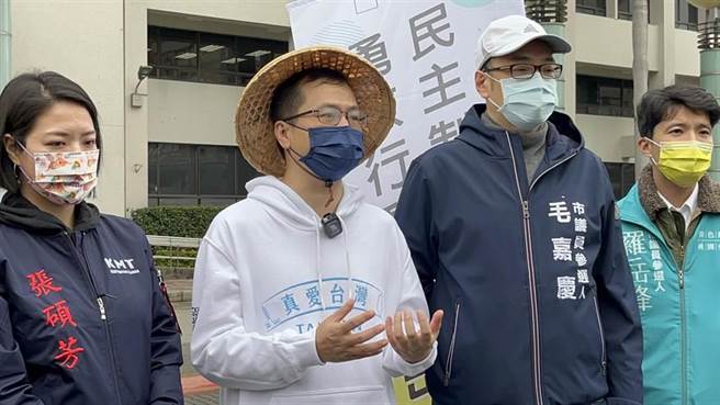 台北市議員羅智強面對熱情的選民直呼「前進桃園市政府」他說，等400公里謝票走完，他會告訴大家他的決定。（陳夢茹攝）
