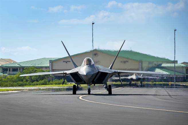 珍珠港附近的红山燃料储存场发生泄漏，恐导致美军在夏威夷的基地数量大减。图为于珍珠港－希卡姆联合基地作业的F-22。（图／DVIDS）