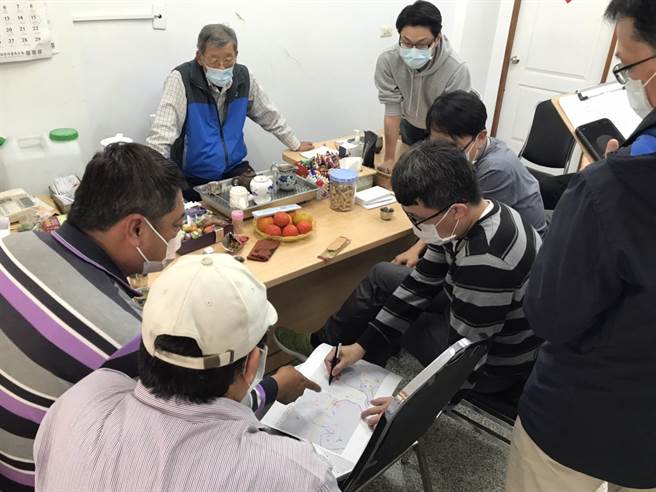 市议员周奕齐争取在玉井、楠西、南化及左镇区增设小黄公车路线，昨日邀请市府交通局公共运输处进行讨论。（周奕齐议员服务处提供／张毓翎台南传真）