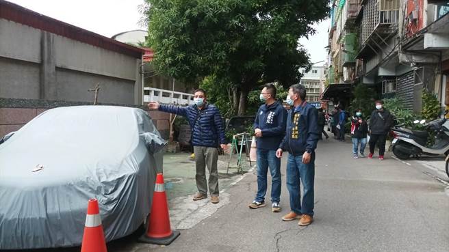 芦洲空中大学旁人行道沦私人停车场，新北市议员王威元促改善，公所预计在此地画设150个停车格（戴上容摄）