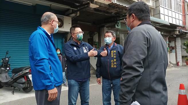 芦洲空中大学旁人行道沦私人停车场，新北市议员王威元促改善，公所预计在此地画设150个停车格（戴上容摄）