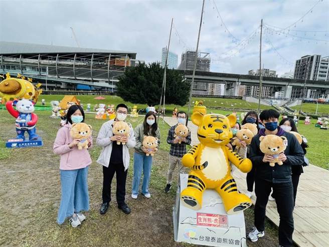 132只泰迪熊风靡三重，公所加码推出上传合照抽泰迪熊布偶（公所提供／戴上容新北传真）
