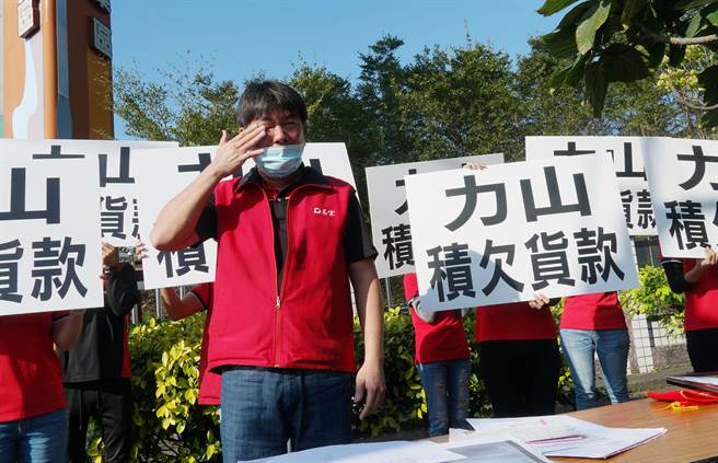 中市易宗五金公司负责人汪世凯9日下午带着10多名员工到力山门口抗议，他声泪俱下的表示，力山行为已严重影响公司生计。（黄国峰摄）