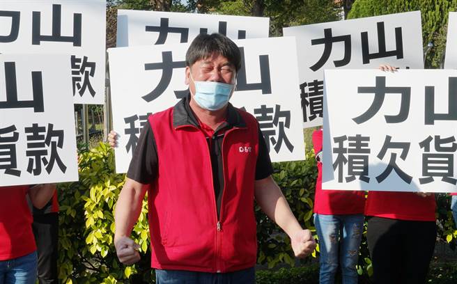 中市易宗五金公司负责人汪世凯9日下午带着10多名员工到力山门口抗议，他声泪俱下的表示，力山行为已严重影响公司生计。（黄国峰摄）
