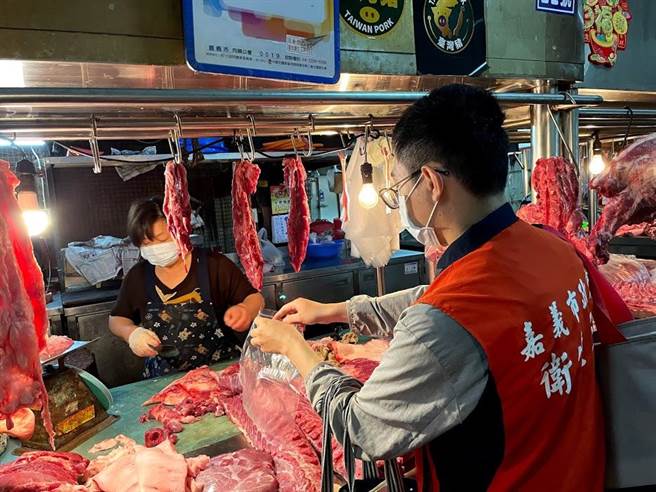 嘉義市希望中央專案補助查驗福食。圖為嘉義市衛生局人員去年查驗豬肉攤商販賣肉品情形。（嘉義市政府提供／廖素慧嘉市傳真）