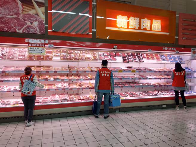 嘉義市希望中央專案補助查驗福食。圖為嘉義市衛生局人員去年查驗賣場販賣肉品情形。（嘉義市政府提供／廖素慧嘉市傳真）