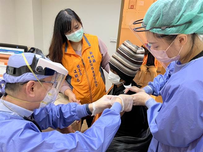 新竹县政府委托办新竹县中华照顾者关怀协会、新竹县医师公会，9日协助15名街友接种BNT疫苗，提高疫苗接种率。（协会提供／庄旻静新竹传真）