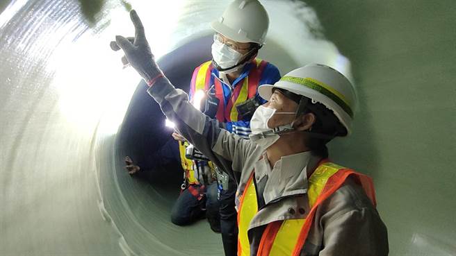 高雄市水利局人員做汙水管內工程督導。（高雄市水利局提供／林瑞益高雄傳真）