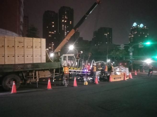 為強化高雄市大順路下方汙水管線結構，工程人員在夜間施作內襯材拉鋪作業。（高雄市水利局提供／林瑞益高雄傳真）