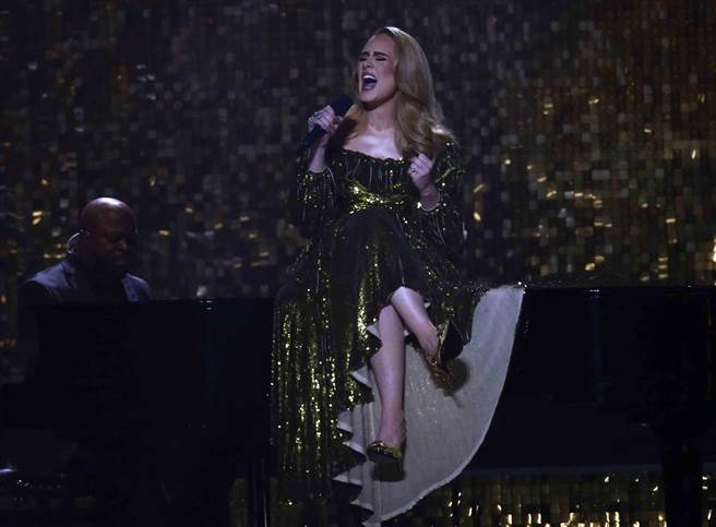 爱黛儿以暗绿色裙装于全英音乐奖上演唱新歌《I DRINK WINE》（美联社）