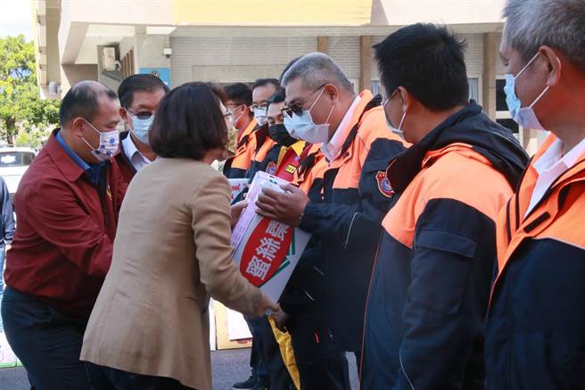 饒慶鈴前往各單位，感謝相關人員春節仍堅守第一線，維護縣民的健康安全。 （台東縣政府提供）