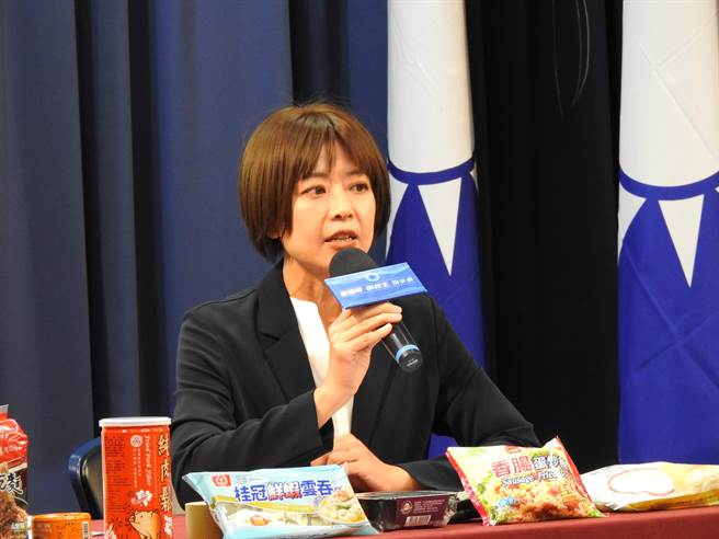 國民黨發言人江怡臻說，民進黨強行開放核食後，火速以一紙「內部民調」操弄風向，不惜掩蓋反核食公投779萬民意反對事實；而細看題目設計可發現，民進黨繼「福食」後再玩文字，隻字不提「核食」，只敢用「日本食品」代稱，果真是「內部自嗨」民調。（趙婉淳攝）