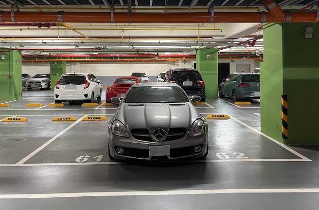 原PO不爽宾士车占两个车位，但网友的看法不一。（翻摄脸书社团《爆怨公社》）