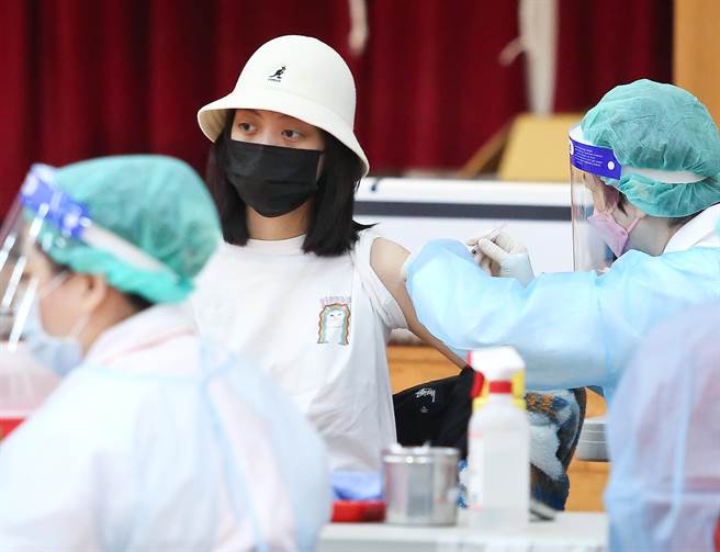 台北市長柯文哲9日談及勤業確診個案時表示，現在居家隔離已經超過400個，疫調還在做，不知道匡列多少，他還是主張疫苗打好打滿，用疫苗護照，打疫苗管制解除，不要那麼嚴格。圖為民眾接種疫苗。（資料照，陳俊吉攝）