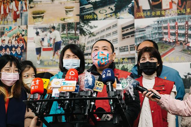 新北市长侯友宜(中)到板桥国中巡视校园防疫整备情形，也提醒教职员工尽快接种第3剂疫苗，务必对校园防疫提高警觉。(郭吉铨摄)