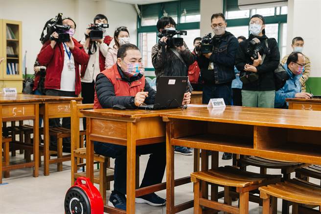 新北市长侯友宜（前）到板桥国中，视察校园防疫准备工作并参与校园防疫视讯会议。(郭吉铨摄)