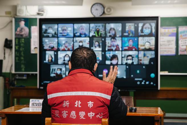 新北市长侯友宜到板桥国中，视察校园防疫准备工作并参与校园防疫视讯会议。(郭吉铨摄)