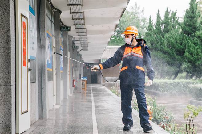 新北市环保局人员9日前往新北市板桥国中喷洒消毒，针对校园之周边环境及校内开放空间进行加强清消，包括运动场、川堂、洗手台、厕所等，以及各教室空桥、扶手、门把等容易因接触传播病毒的途径，以确保校园环境卫生安全。(郭吉铨摄)