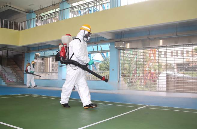 台北市环保局清消人员前往北市信义国中，对校园公共空间进行环境大消毒，维护师生健康安全。（陈俊吉摄）