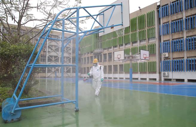 台北市环保局清消人员前往北市信义国中，对校园公共空间进行环境大消毒，维护师生健康安全。（陈俊吉摄）