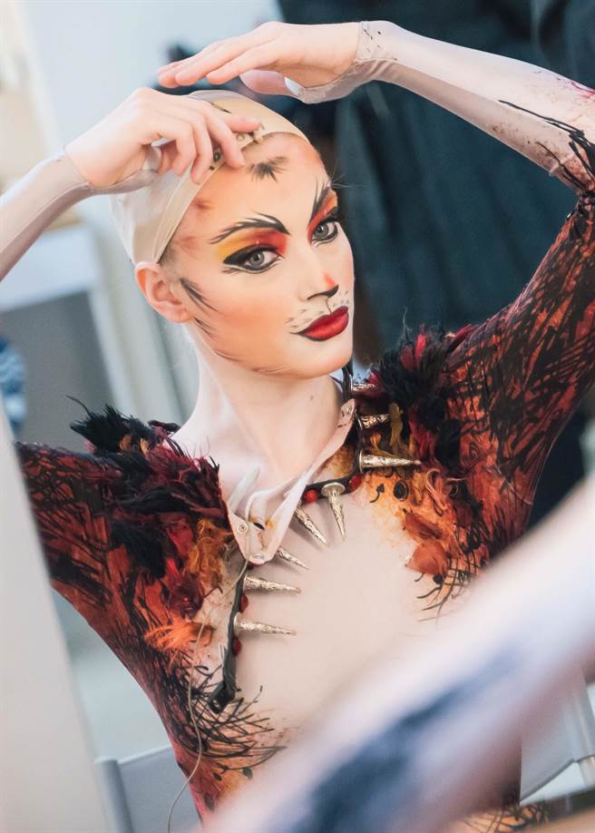 超过百顶昂贵假髮、500多套华丽戏服飘洋过海抵台。（宽宏艺术提供）