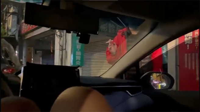 男网友日前把车停在永和路边，却惨被路人尿尿。（翻摄画面）