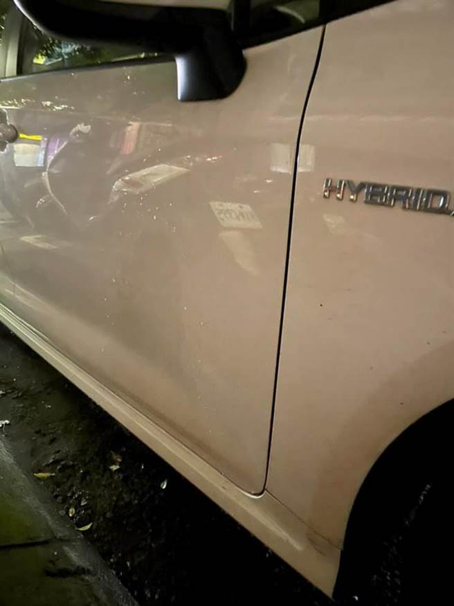 男网友的车门上满满的尿渍。（翻摄脸书社团《爆料公社(官方粉专专属)》）