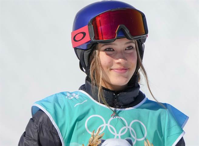 谷愛凌昨(8)在女子大跳台項目第三輪，以突破人體極限的最後一跳逆轉，繳出94.50的完美成績。(圖/中新社)