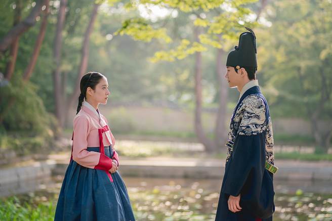 俊昊与李世荣在《衣袖红镶边》中上演一段虐恋。（friDay影音提供）  