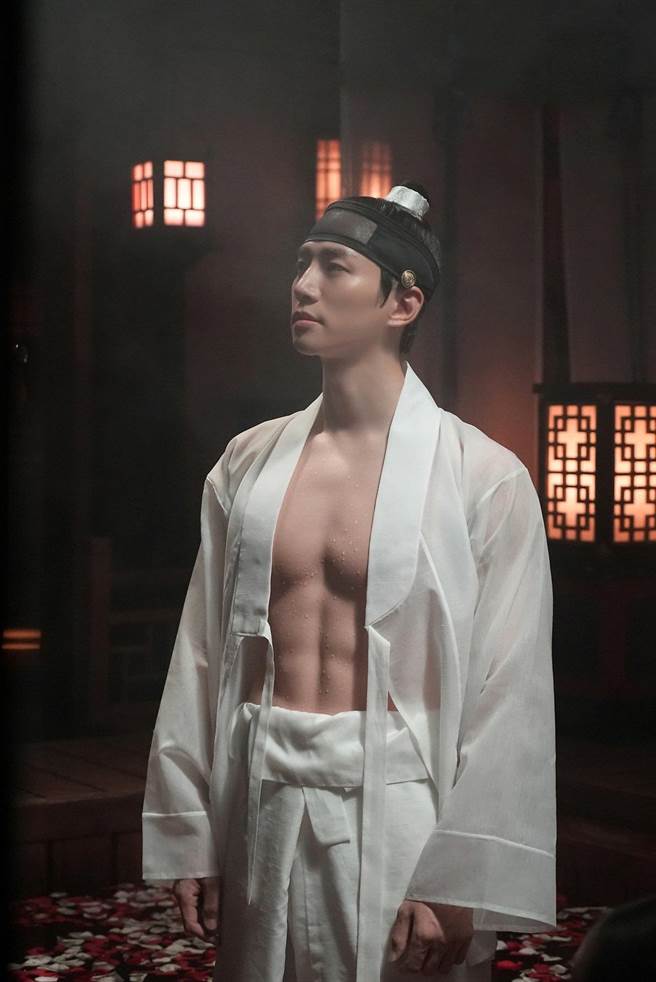 俊昊在《衣袖红镶边》中有湿身露肌戏码。（摘自JYP娱乐naver post）