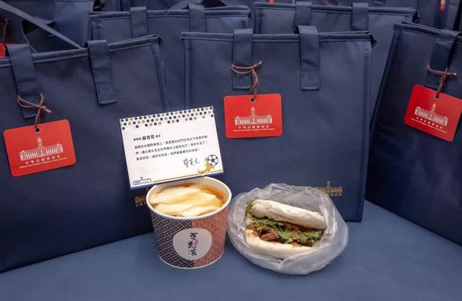 中華女足代表隊赴印度參加亞洲盃足球賽，雖然多人染疫無法參賽，但其餘選手仍拚搏到底，昨日隊員由專機接送回台，分別送集中檢疫所和防疫旅館。蔡英文總統隨即送上豆花和割包等點心。（取自蔡英文臉書）